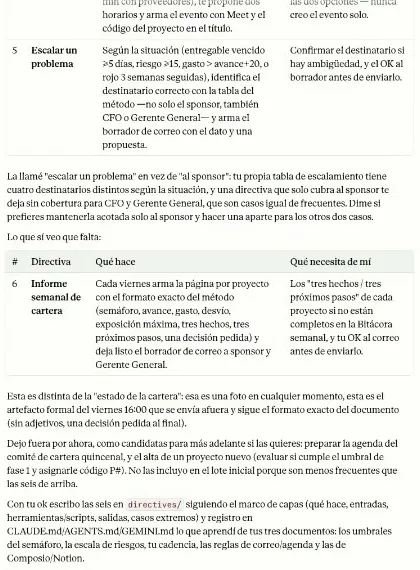 La propuesta de Claude en el chat: la fila 5, «Escalar un problema», con qué hace y qué necesita; la explicación de por qué la llamó así y no «escalar al sponsor»; y debajo, «Lo que sí veo que falta»: la directiva 6, «Informe semanal de cartera», que cada viernes arma la página por proyecto con el formato exacto del método y deja listo el borrador para sponsor y Gerente General.