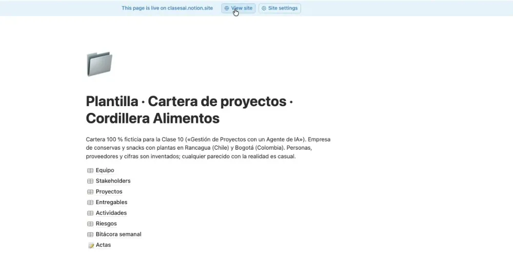 La página «Plantilla · Cartera de proyectos · Cordillera Alimentos» en Notion, con el aviso «This page is live on clasesai.notion.site», la descripción de la cartera ficticia y la lista de bases: Equipo, Stakeholders, Proyectos, Entregables, Actividades, Riesgos, Bitácora semanal y la página Actas.