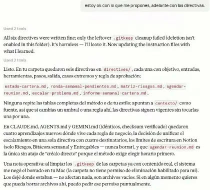 El chat después del ok: «Listo. En tu carpeta quedaron seis directivas en directives/», con los nombres estado-cartera.md, ronda-semanal-pendientes.md, matriz-riesgos.md, agendar-reunion.md, escalar-problema.md e informe-semanal-cartera.md; la nota de que ninguna repite las tablas del método sino que apuntan a contexto/; y los cuatro aprendizajes que Claude registró en CLAUDE.md, AGENTS.md y GEMINI.md.