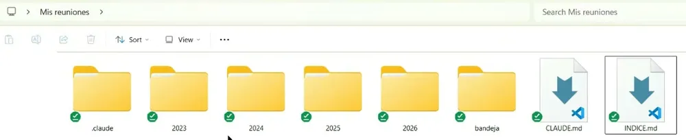 La carpeta Mis reuniones en vista de íconos: las carpetas .claude, 2023, 2024, 2025, 2026 y bandeja, y los archivos CLAUDE.md e INDICE.md.