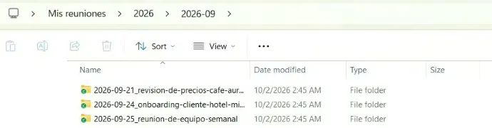 El Explorador de Windows en Mis reuniones, 2026, 2026-09, con tres carpetas creadas por la skill: 2026-09-21_revision-de-precios-cafe-aurora, 2026-09-24_onboarding-cliente-hotel-mirador y 2026-09-25_reunion-de-equipo-semanal.
