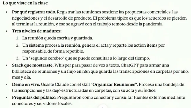 La respuesta de Claude bajo el título «Lo que viste en la clase»: por qué registrar todo; los tres niveles de madurez (la reunión queda escrita y guardada, un sistema la procesa y reparte las tareas por responsable, y un segundo cerebro que se consulta a lo largo del tiempo); el stack que se mostró (Whisper, ChatGPT y un flujo en n8n que guarda las transcripciones por año, mes y día); la demo en vivo con la skill organizar-reuniones; y las preguntas del público sobre conectores y servidores locales.