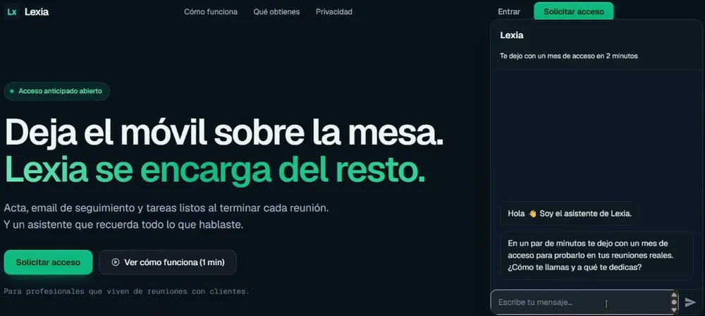 La portada de meetlexia.com: «Acceso anticipado abierto», el título «Deja el móvil sobre la mesa. Lexia se encarga del resto.», la promesa de acta, correo de seguimiento y tareas listos al terminar cada reunión y un asistente que recuerda todo lo que hablaste, los botones Solicitar acceso y Ver cómo funciona, y a la derecha el asistente: «Te dejo con un mes de acceso en 2 minutos».