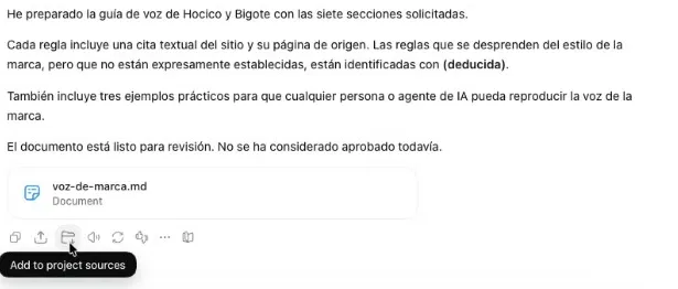 El final de la respuesta de ChatGPT con el archivo voz-de-marca.md y, en la fila de iconos de abajo, el cursor sobre uno que muestra la etiqueta Add to project sources.