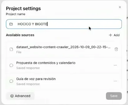 El cuadro Project settings: el nombre del proyecto, la lista Available sources con el archivo dataset_website-content-crawler del sitio y dos respuestas guardadas, Propuesta de contenidos y calendario y Guía de voz para revisión; abajo, los botones Advanced y Save.