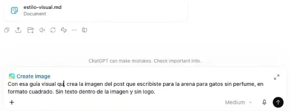 El cuadro de texto de ChatGPT con la herramienta Create image elegida, en azul, y el pedido «Con esa guía visual que creaste, crea la imagen del post que escribiste para la arena para gatos sin perfume, en formato cuadrado. Sin texto dentro de la imagen y sin logo.»
