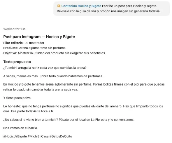 Un chat nuevo con la habilidad Contenido Hocico y Bigote: el pedido de un post revisado con la guía de voz y la respuesta, un post para Instagram con pilar Al mostrador, producto arena aglomerante sin perfume y objetivo, y un texto que empieza «¿Tu michi arruga la nariz cada vez que cambias la arena?» y cierra con «Nos vemos en el barrio.»