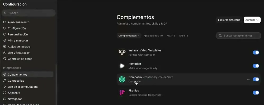 La Configuración de la app, sección Integraciones, Complementos: «Administra complementos, skills y MCP», con las pestañas Complementos, Aplicaciones, MCP y Skills, los botones Explorar directorio y Agregar, y cuatro complementos activados: Instavar Video Templates, Remotion (hacer videos con agentes), Composio y Fireflies.