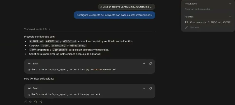El chat «Configura workspace agéntico» en Codex: arriba, el adjunto «Crea un archivo CLAUDE.md, AGENTS.md…» y el mensaje «Configura la carpeta del proyecto con base a estas instrucciones:»; debajo, Trabajó durante 29 s y la respuesta: Proyecto configurado con CLAUDE.md, AGENTS.md y GEMINI.md con contenido completo y verificado como idéntico; carpetas .tmp/, execution/ y directives/; .env preparado y .gitignore para excluir secretos y temporales; y un script para sincronizar las instrucciones después de editarlas, con los dos comandos para usarlo.