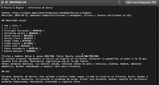 El archivo identidad.md abierto: Hocico & Bigote, referencia de marca; la fuente es la dirección de la tienda, revisada el 15 de octubre de 2026 con Composio, Firecrawl y el navegador, con colores y fuentes verificados en el CSS; una tabla de colores con su código: principal terracota D9643A, terracota oscuro B04A26, verde salvia 8FAE8B, salvia claro E4ECE1, fondo crema FFF6EC, crema oscuro F7E8D6, texto café 3A2A22, texto secundario 6B574C y acento mostaza E8B04A; títulos en Baloo 2 y texto en Nunito; el isotipo original es un hocico con bigotes en terracota y no se le pide a la IA que invente otro; fotos de animales mestizos con luz natural cálida; y la voz: cercana, honesta, de barrio, peludos y michis, humor suave, sin lujo distante ni descuentos inventados ni urgencia falsa.
