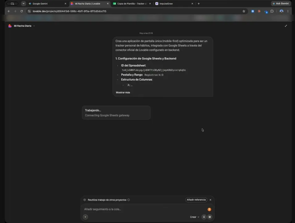 Lovable trabajando: muestra el mensaje «Trabajando…» y «Connecting Google Sheets gateway» debajo del prompt enviado.