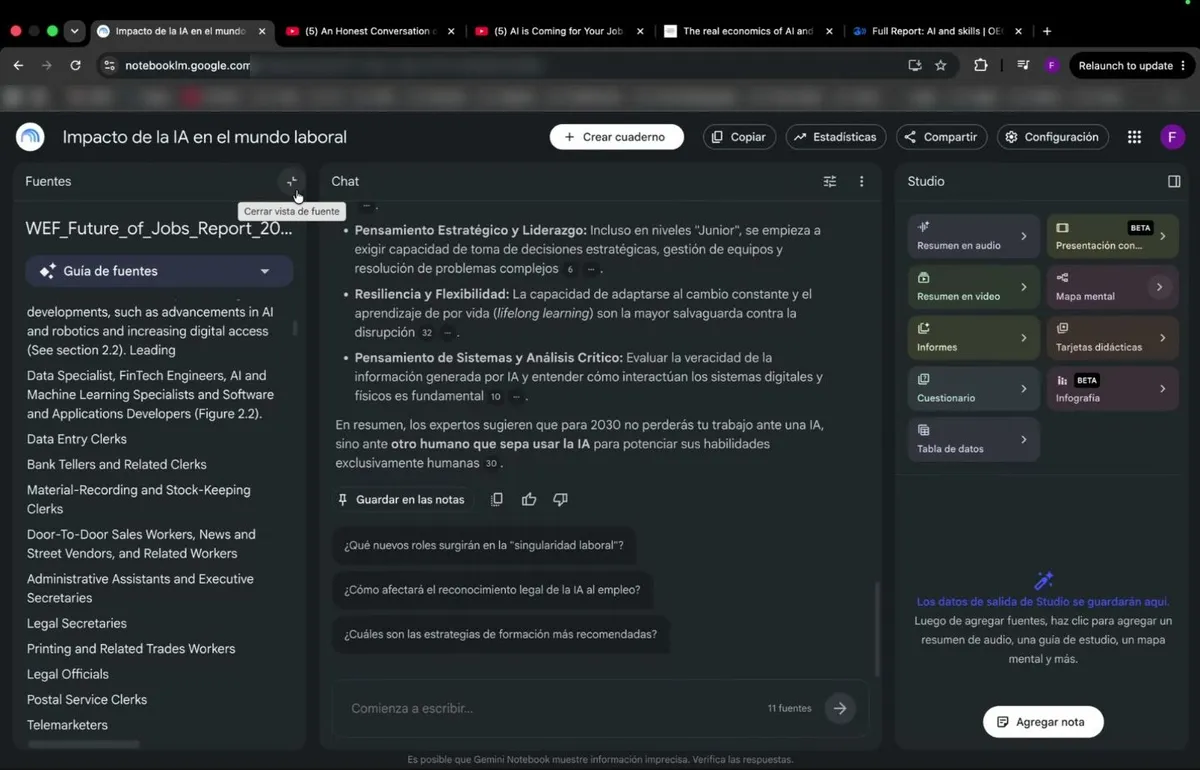 Una respuesta del chat con numeritos de cita en cada afirmación y, a la izquierda, la fuente WEF Future of Jobs Report abierta en el pasaje citado.