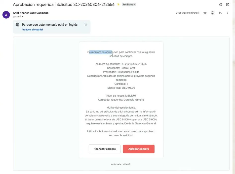 Correo recibido con el asunto «Aprobación requerida | Solicitud SC-20260806-212656». El cuerpo detalla número de solicitud, solicitante, proveedor, descripción, cantidad y monto total; luego el nivel de riesgo MEDIUM, el aprobador requerido Gerencia General y el motivo del escalamiento. Al final, dos botones: Rechazar compra y Aprobar compra.