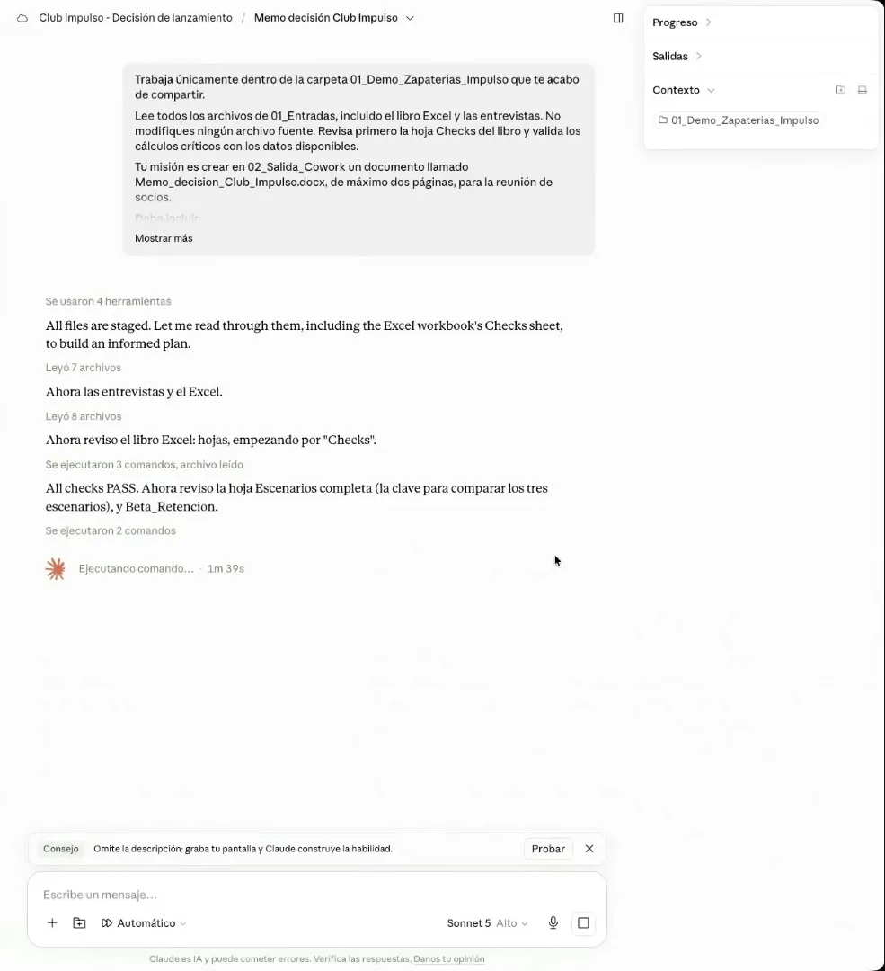 Cowork ejecutando el encargo: el prompt arriba y debajo el paso a paso — leyó 7 archivos, después las entrevistas y el Excel, revisó la hoja Checks y todos los checks pasaron. A la derecha, el panel con Progreso, Salidas y la carpeta compartida en Contexto.