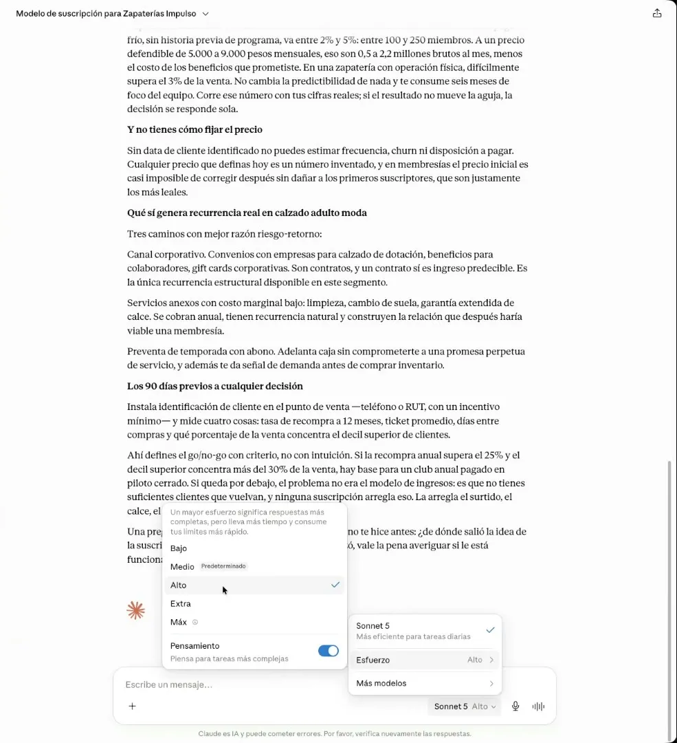 El selector de modelo abierto sobre el campo de mensaje: Sonnet 5 marcado con la nota «Más eficiente para tareas diarias», el menú de esfuerzo con Bajo, Medio, Alto, Extra y Máx, y el interruptor de Pensamiento.