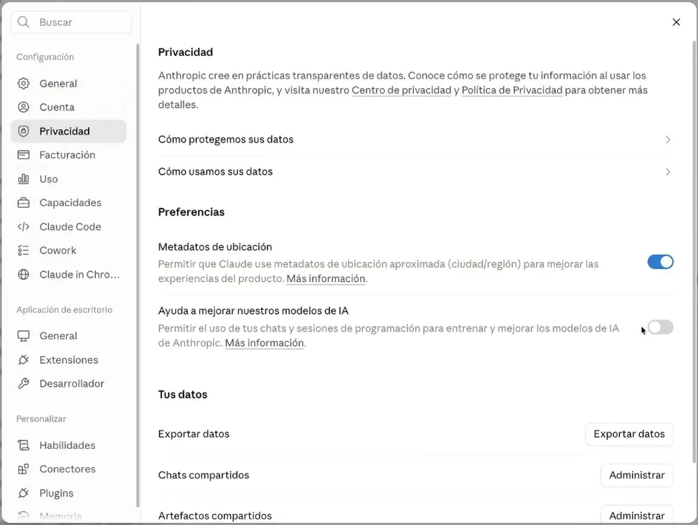 La sección Privacidad de la configuración de Claude: el interruptor de metadatos de ubicación activado y el de «Ayuda a mejorar nuestros modelos de IA» desactivado.