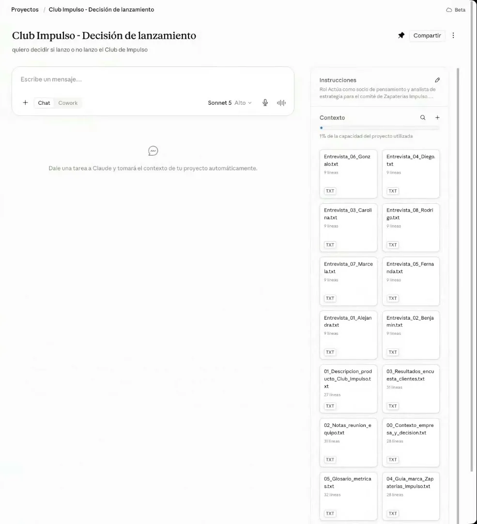 El proyecto «Club Impulso · Decisión de lanzamiento» con el panel de Instrucciones a la derecha y, debajo, el Contexto con las ocho entrevistas y los archivos de contexto, producto, notas, encuesta, glosario y guía de marca.