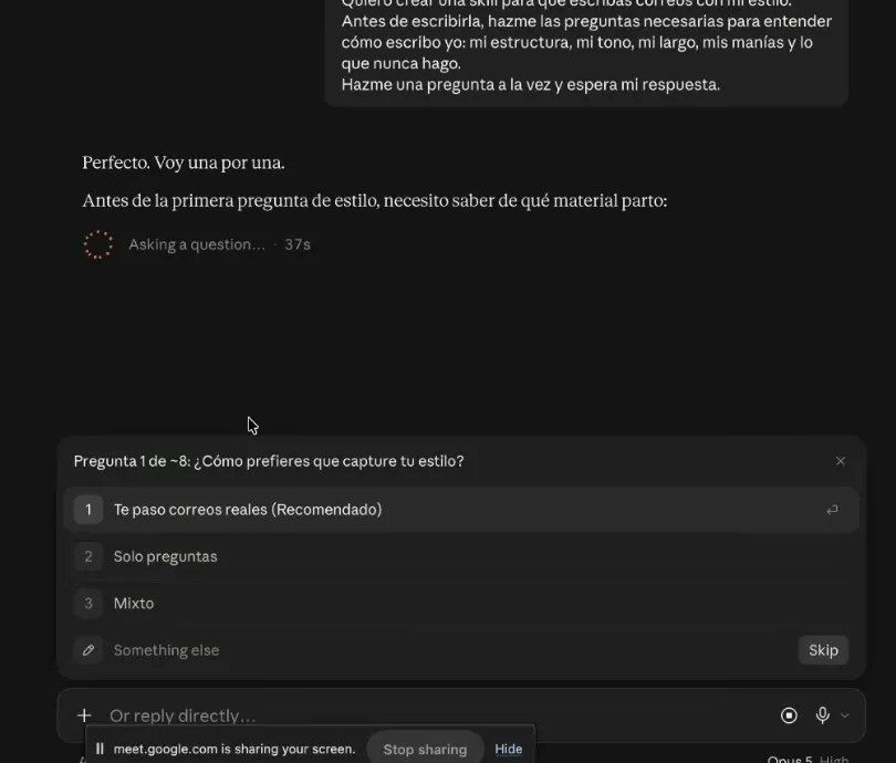 El prompt de la entrevista enviado en Claude y, debajo, la respuesta: «Perfecto. Voy una por una.» seguida de un recuadro con «Pregunta 1 de ~8: ¿Cómo prefieres que capture tu estilo?» y tres opciones: te paso correos reales (recomendado), solo preguntas, o mixto.