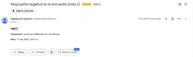 Un correo abierto en Gmail con el asunto «Respuesta negativa en la encuesta (nota 2)», enviado por Zapaterías Impulso desde onboarding@resend.dev, con tres líneas: Nota 2, Comentario «correo de notificación por mal servicio» y la hora.