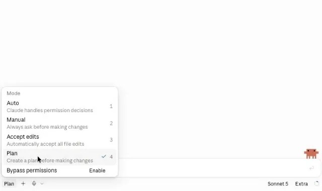 El selector de modo abierto sobre la caja de mensaje de Claude Code, con cuatro opciones: Auto (Claude decide los permisos), Manual (siempre pregunta antes de cambiar algo), Accept edits (acepta todos los cambios de archivos) y Plan (arma un plan antes de tocar nada).