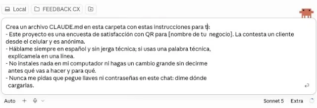 La caja de mensaje de Claude Code con el Prompt 0 pegado. Arriba de la caja, los chips «Local» y «FEEDBACK CX» indican dónde va a trabajar; abajo, el modo y el modelo Sonnet.