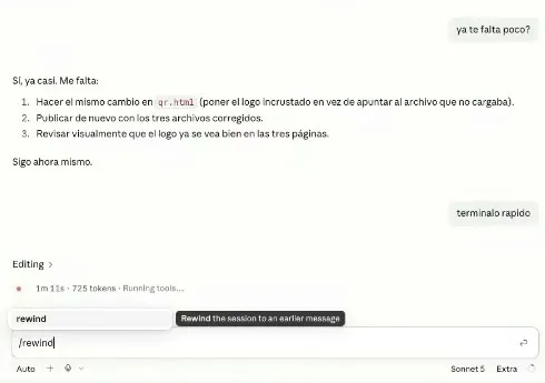 El chat de Claude Code con dos mensajes cortos del usuario, «ya te falta poco?» y «terminalo rapido», la respuesta de Claude listando lo que le falta, y en la caja de mensaje el comando /rewind escrito, con la descripción «Rewind the session to an earlier message».